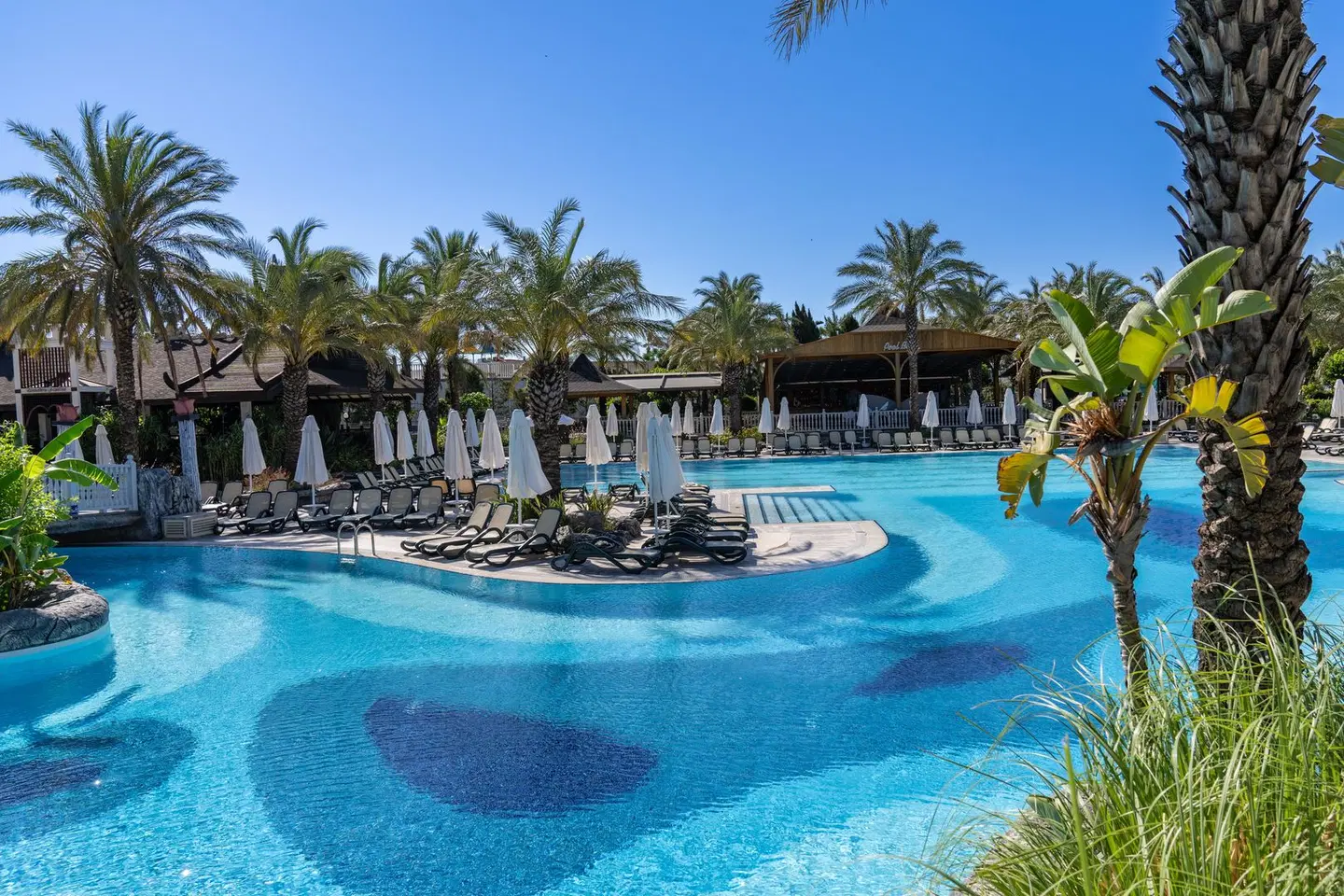 Royal Wings Hotel OUTDOOR_POOL