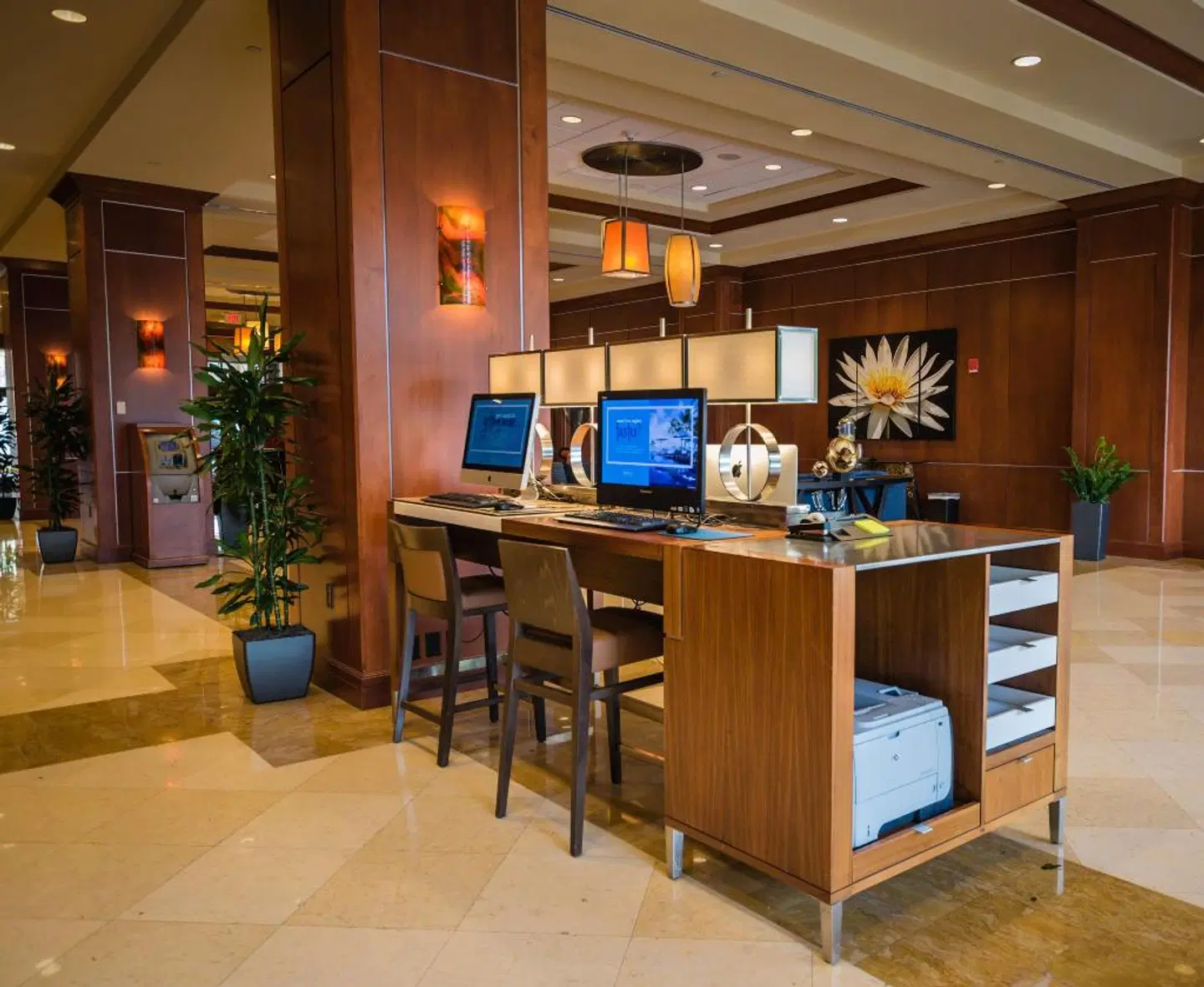 Hilton St. Petersburg Carillon Park Bar