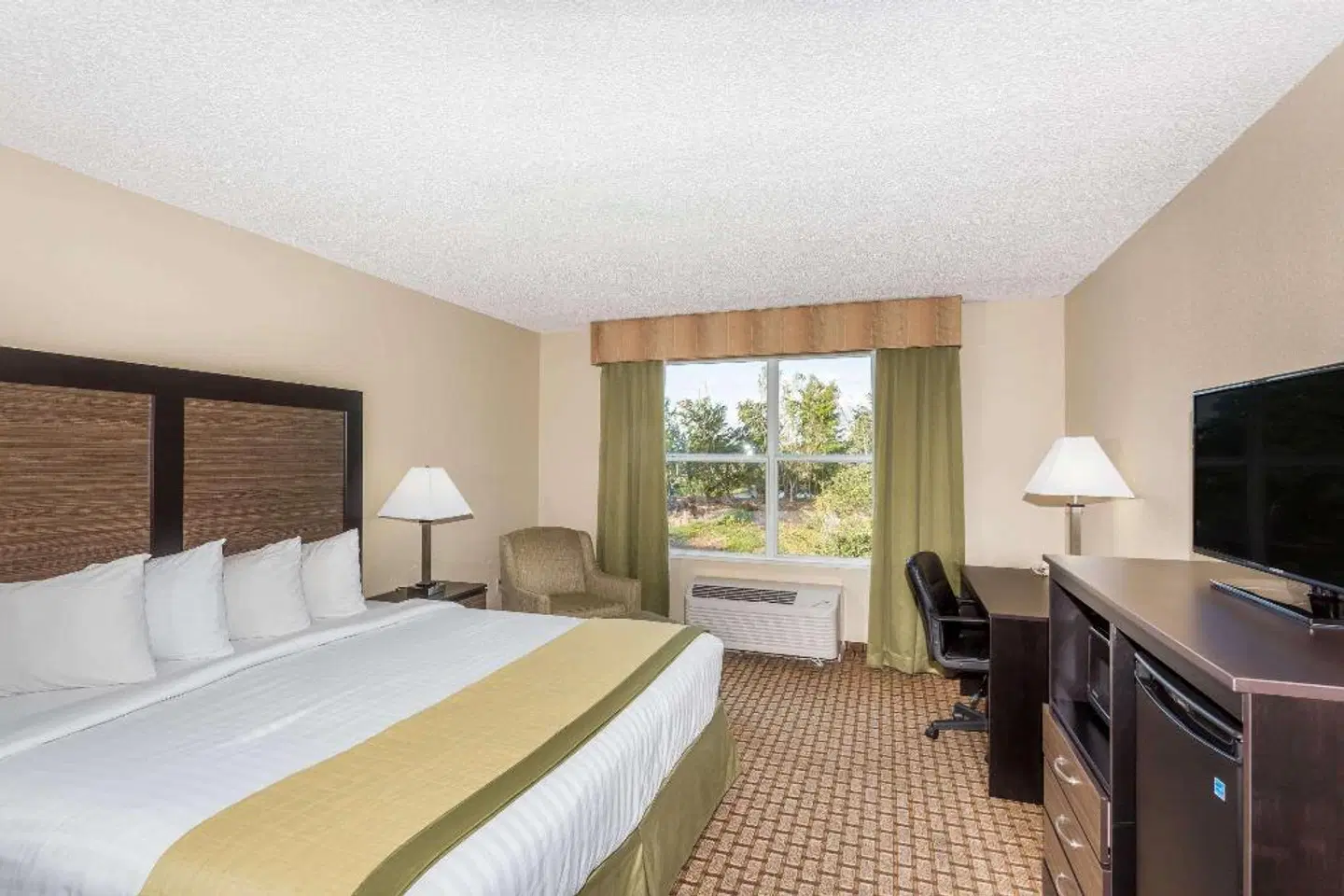 Baymont by Wyndham Fort Myers Airport ROOM_EXAMPLE