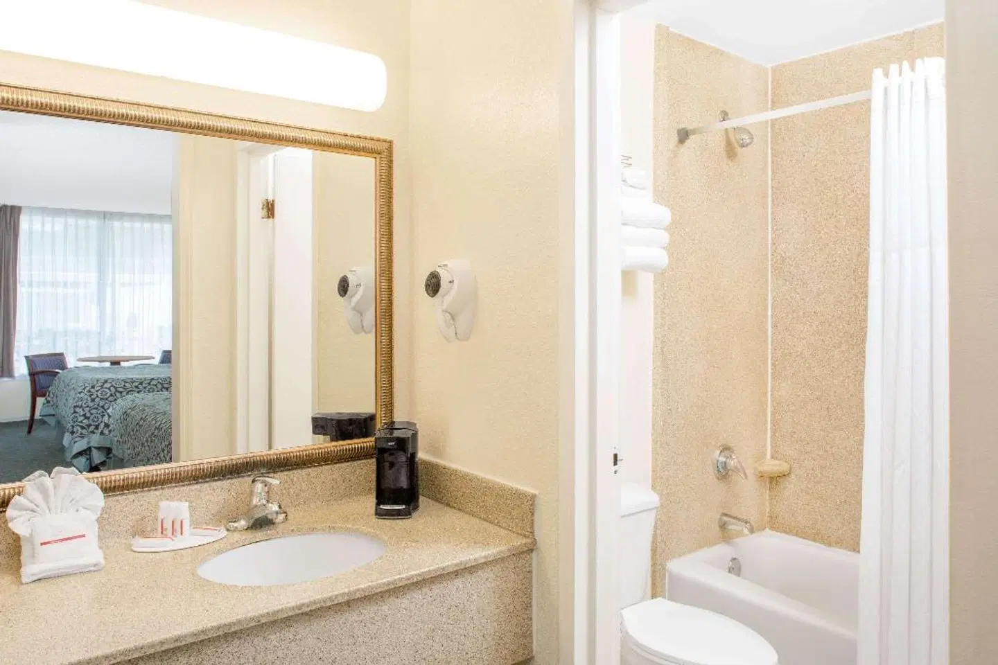 Days Inn by Wyndham Titusville Kennedy Space Center Badezimmer