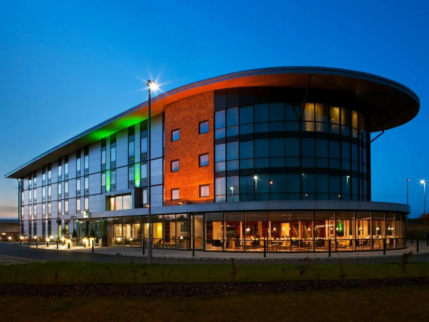 Holiday Inn Salisbury - Stonehenge EXTERIOR