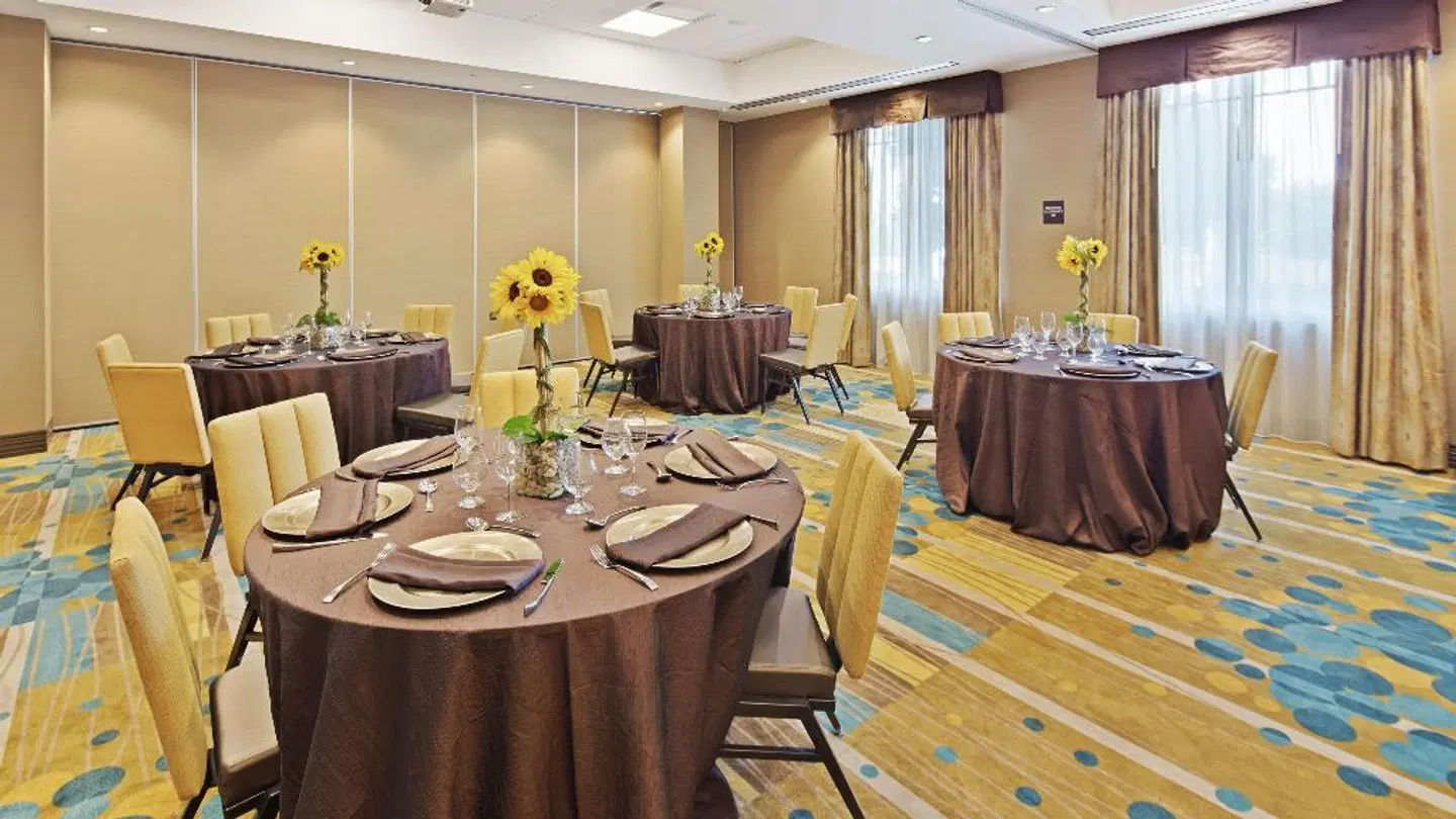 Best Western Plus Kendall Airport Hotel & Suites Restaurant