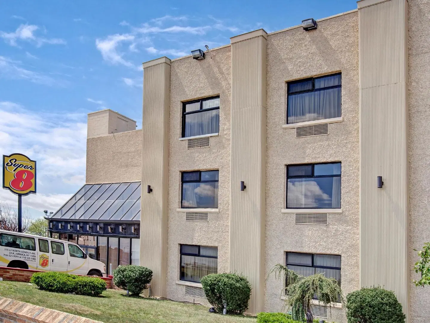 Super 8 by Wyndham, Jamaica North Conduit EXTERIOR