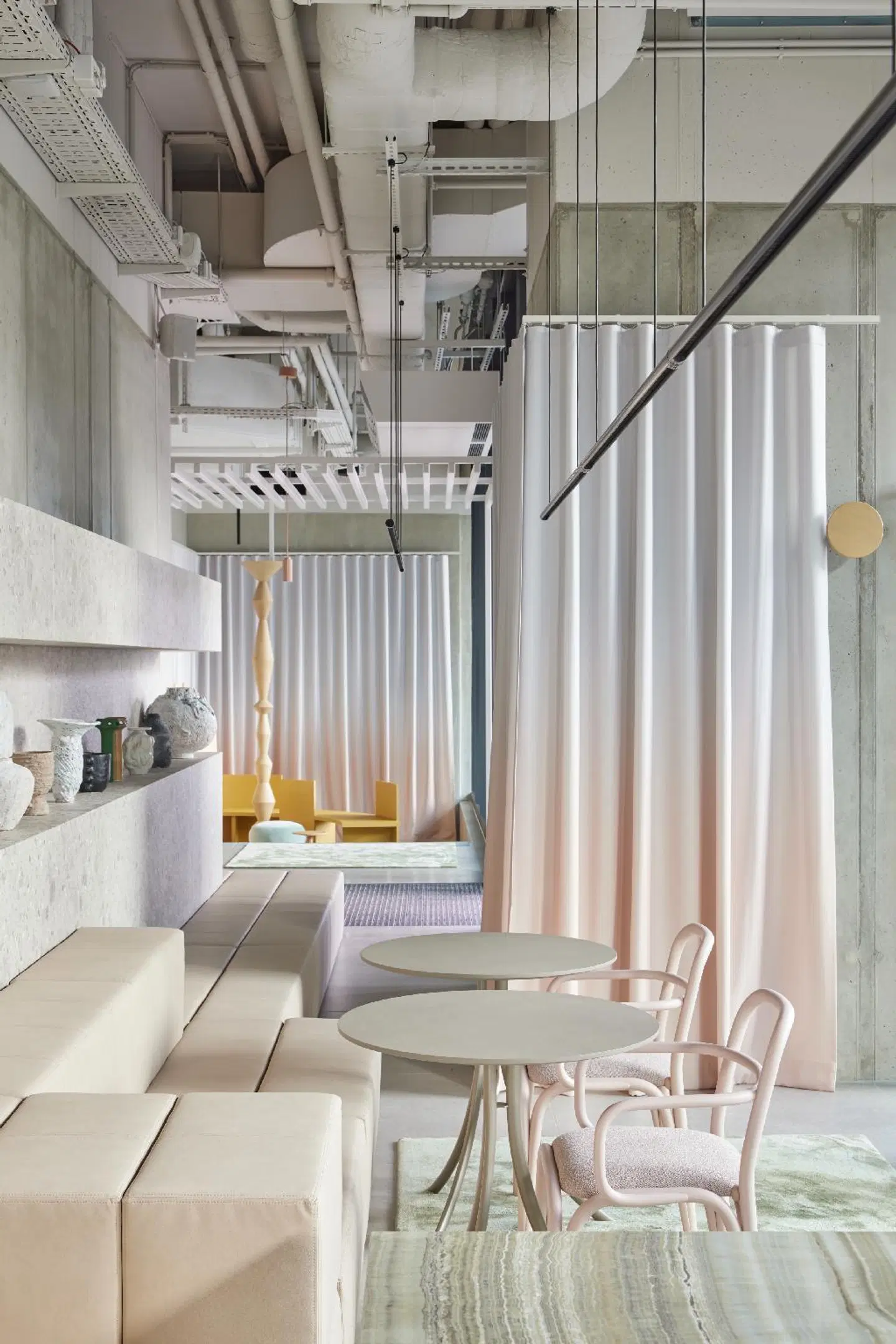 Locke at East Side Gallery Badezimmer