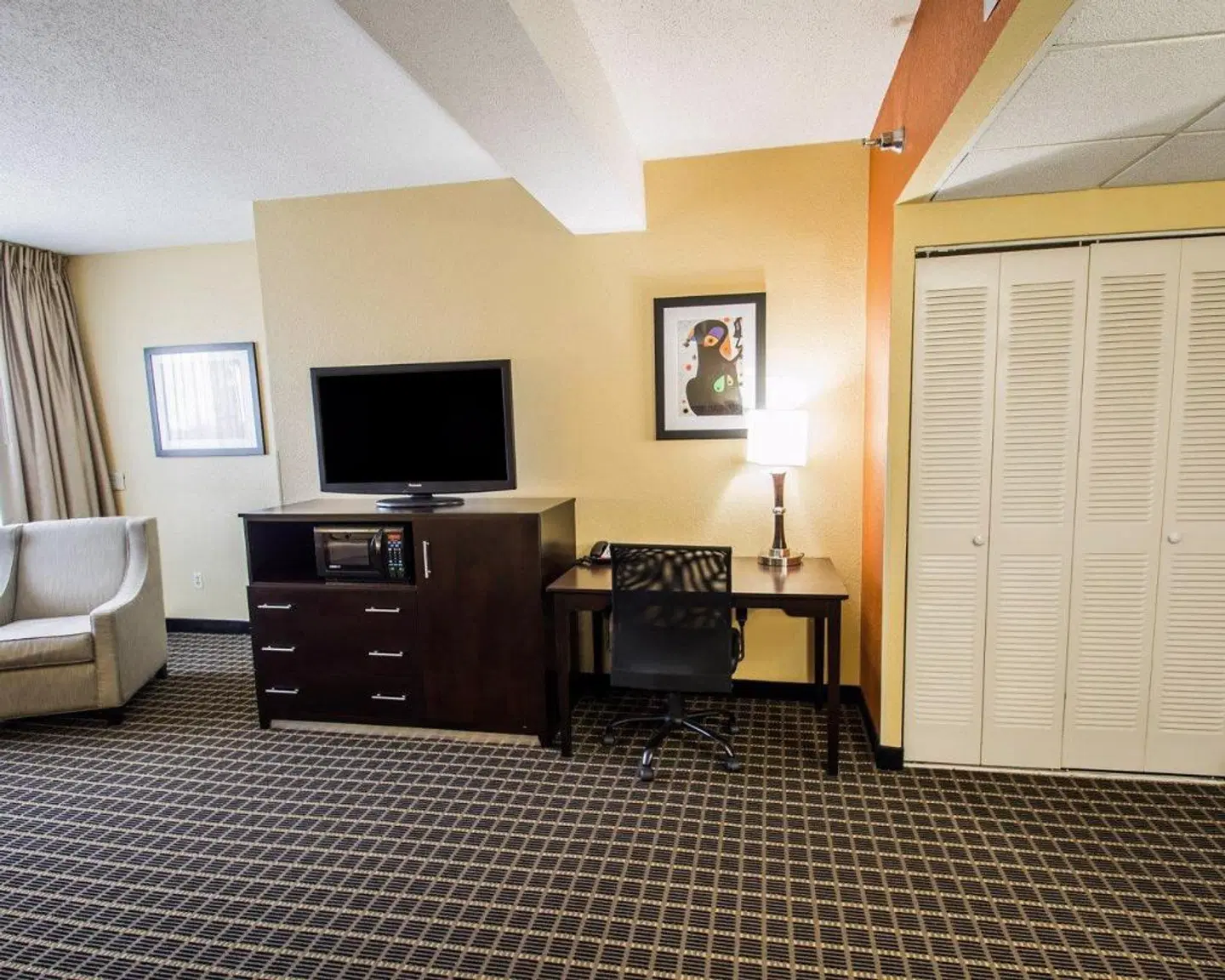 Clarion Inn & Suites Miami Airport ROOM_EXAMPLE