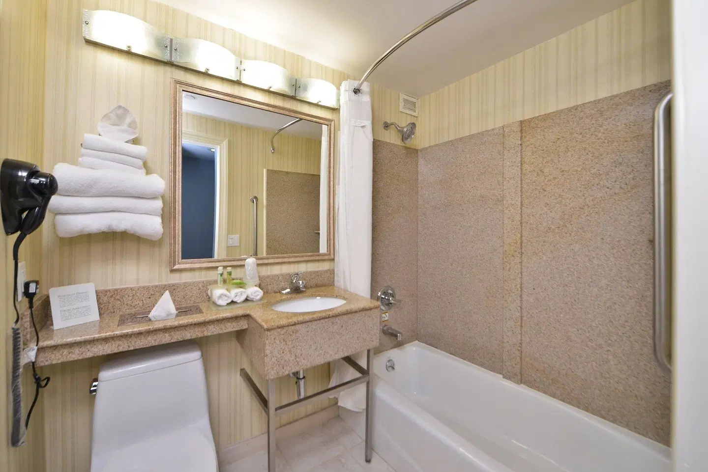 Holiday Inn Express LaGuardia ARPT Badezimmer