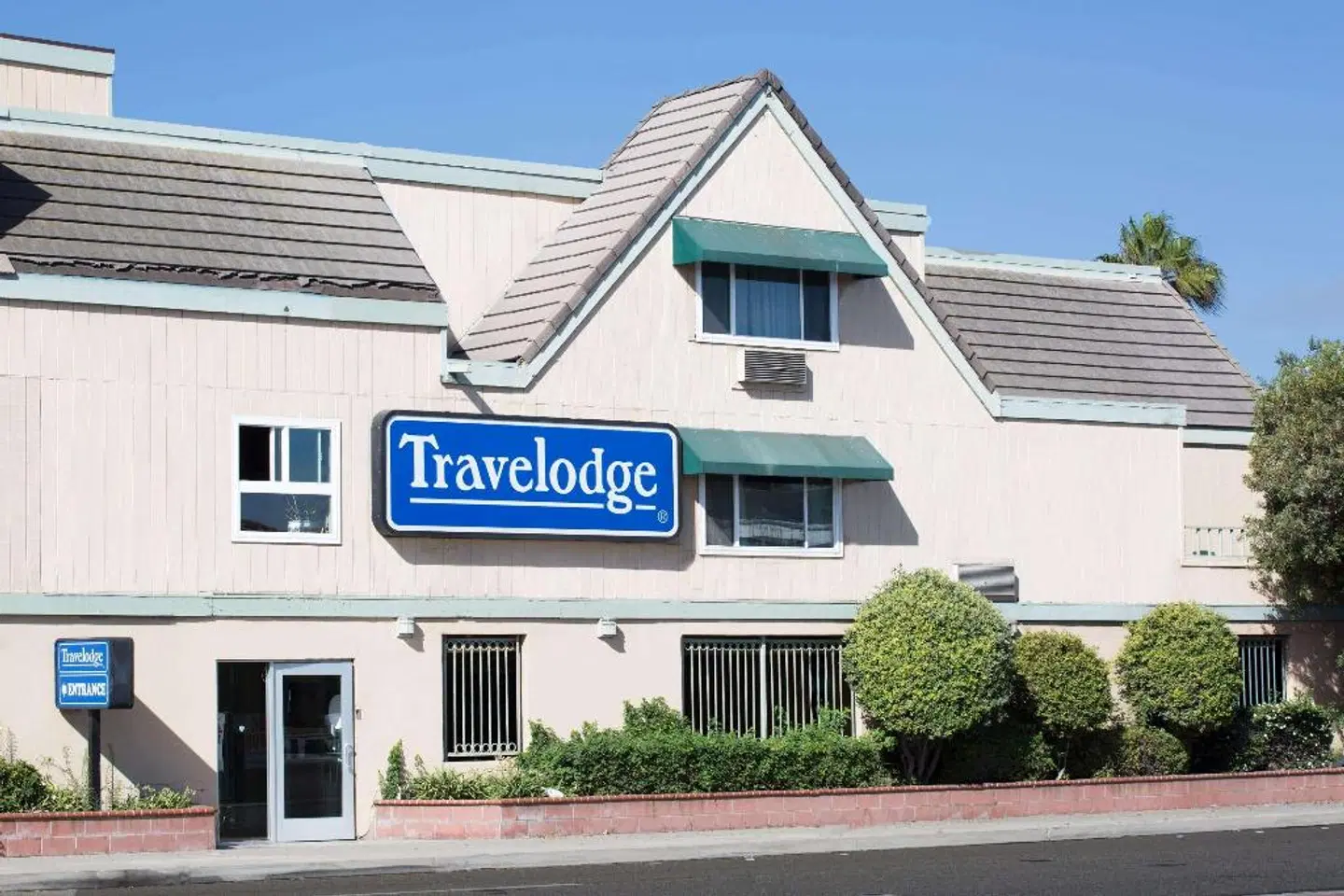Travelodge by Wyndham Ocean Front EXTERIOR