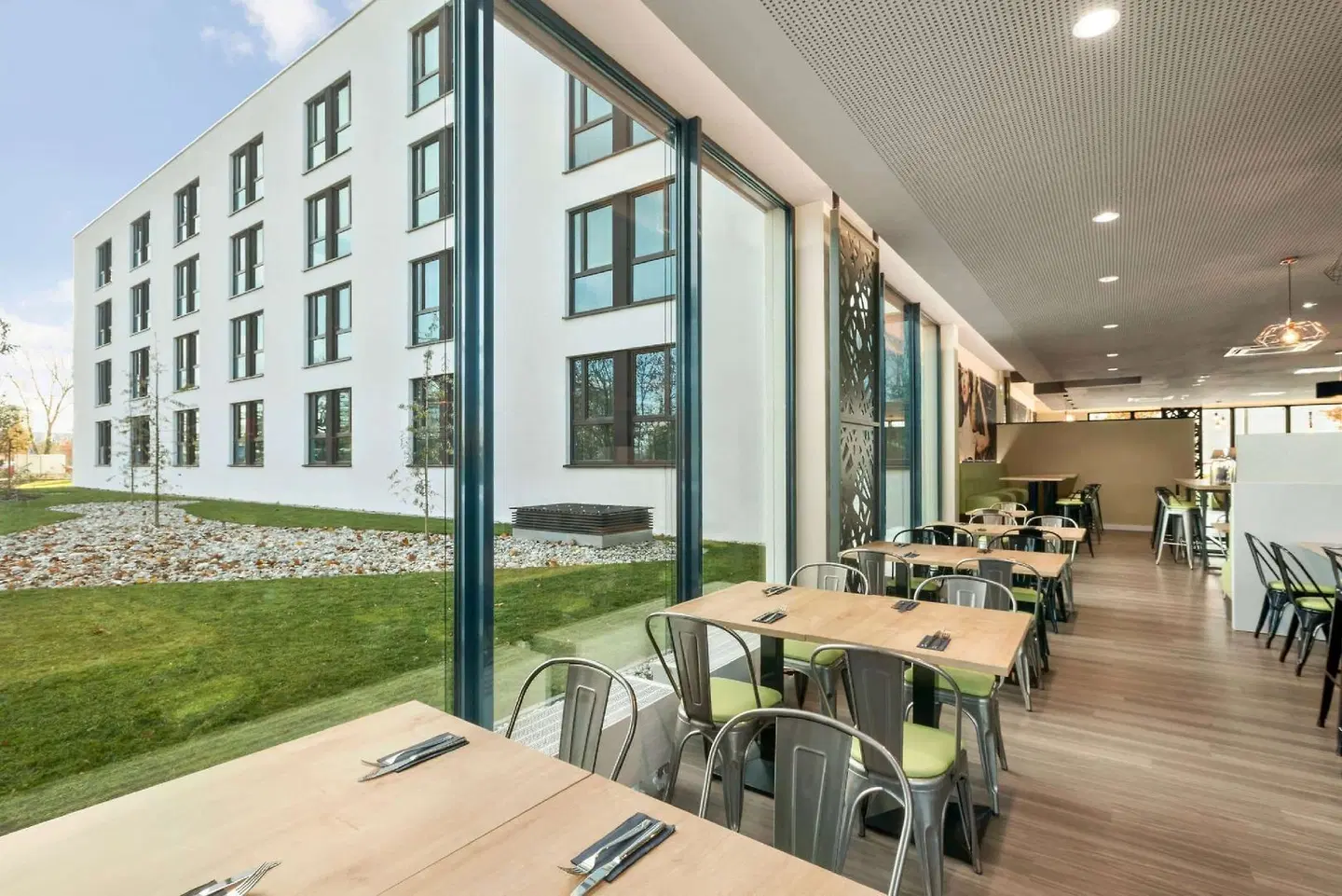 Super 8 by Wyndham Munich City North Terrasse