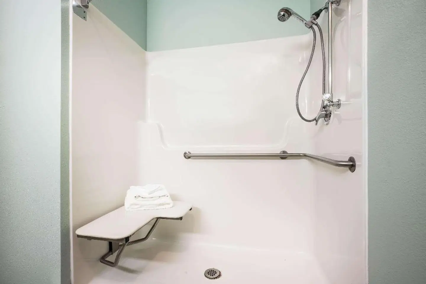 La Quinta Inn & Suites by Wyndham Newport Badezimmer