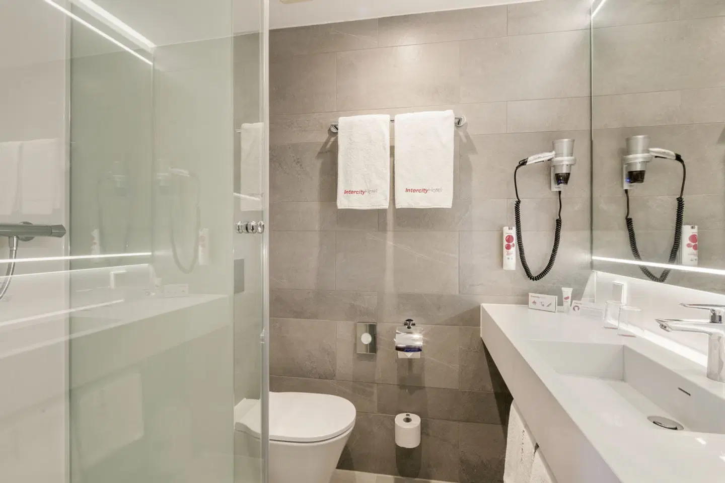 IntercityHotel Hamburg Hauptbahnhof Badezimmer