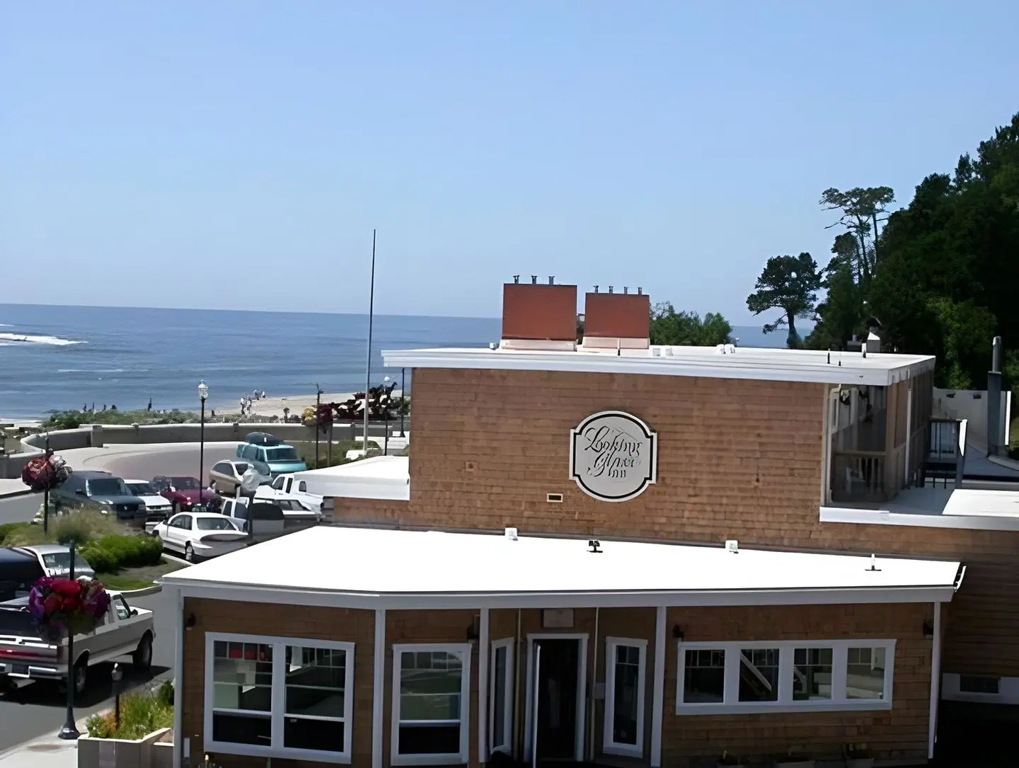 Looking Glass Inn EXTERIOR