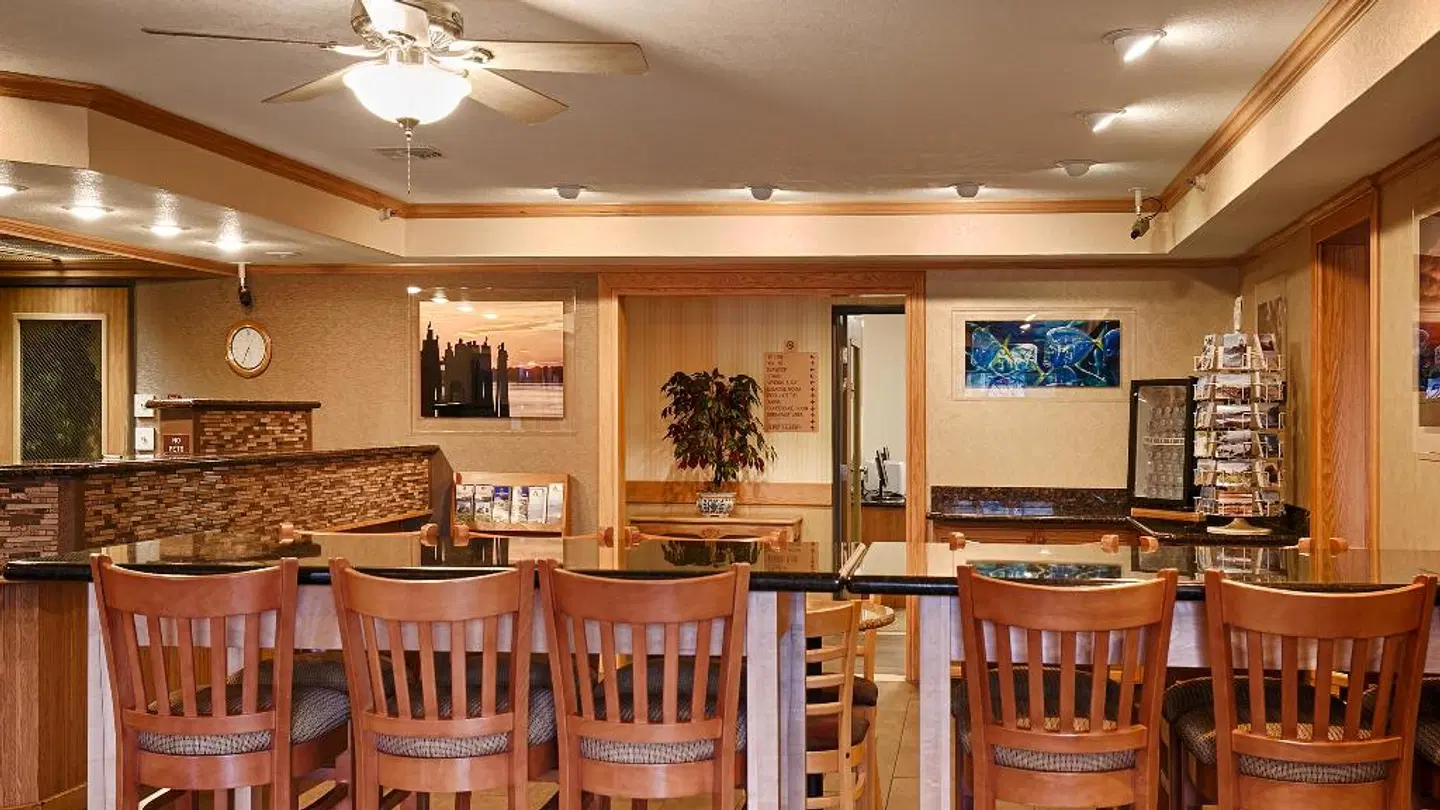 Best Western PLUS Landmark Inn Bar