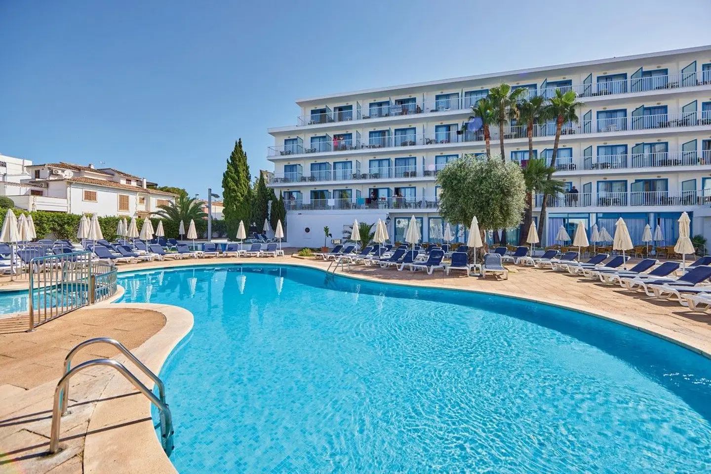 Ilusion Vista Blava OUTDOOR_POOL