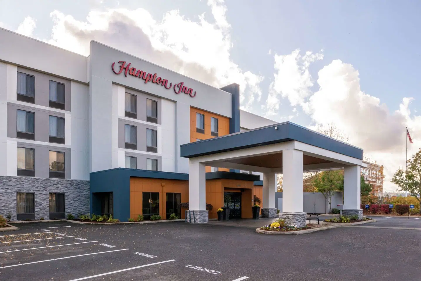 Hampton Inn Eugene EXTERIOR