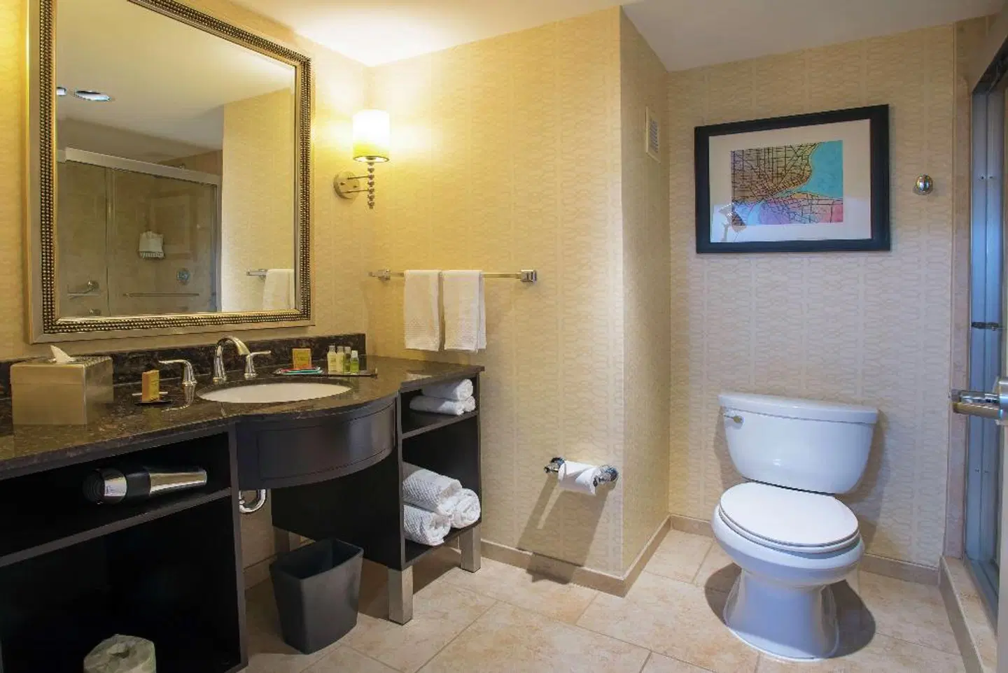 DoubleTree Suites by Hilton Detroit Downtown - Fort Shelby Badezimmer