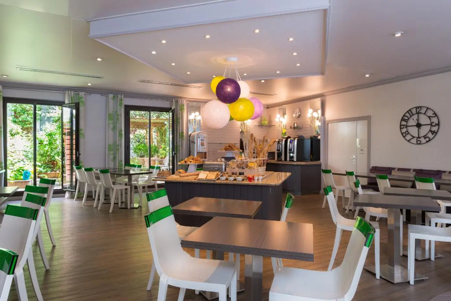 Paris Louis Blanc Bar