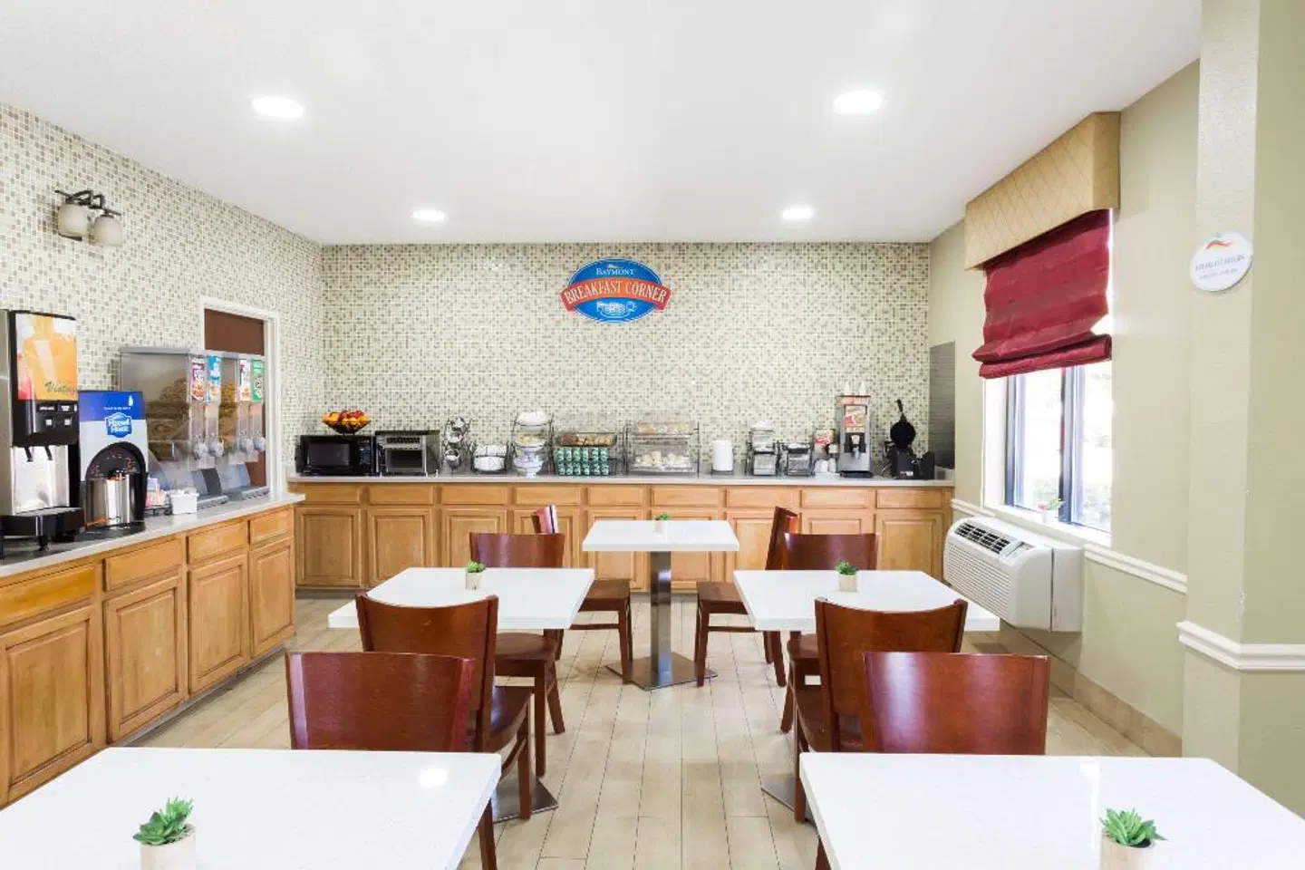 Baymont by Wyndham Savannah/Garden City Bar