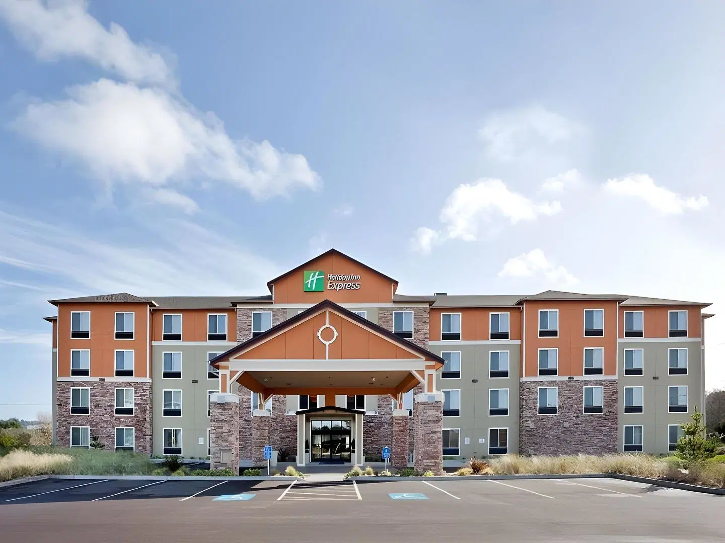 Holiday Inn Express Newport EXTERIOR