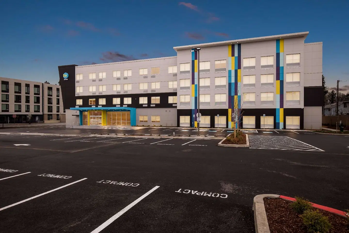 Tru By Hilton Aloha Beaverton EXTERIOR