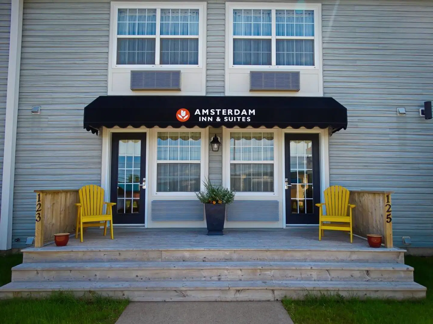 Amsterdam Inn & Suites Moncton EXTERIOR