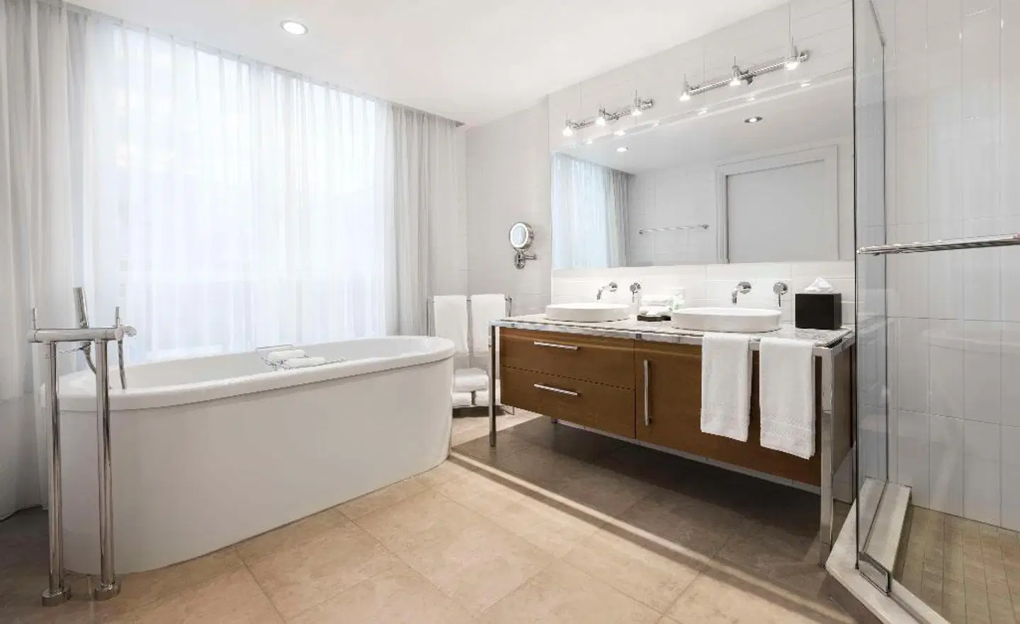 Le Crystal Montreal Badezimmer