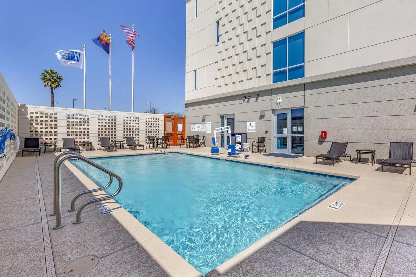 Holiday Inn Express & Suites Phoenix Dwtn - State Capitol by IHG OUTDOOR_POOL