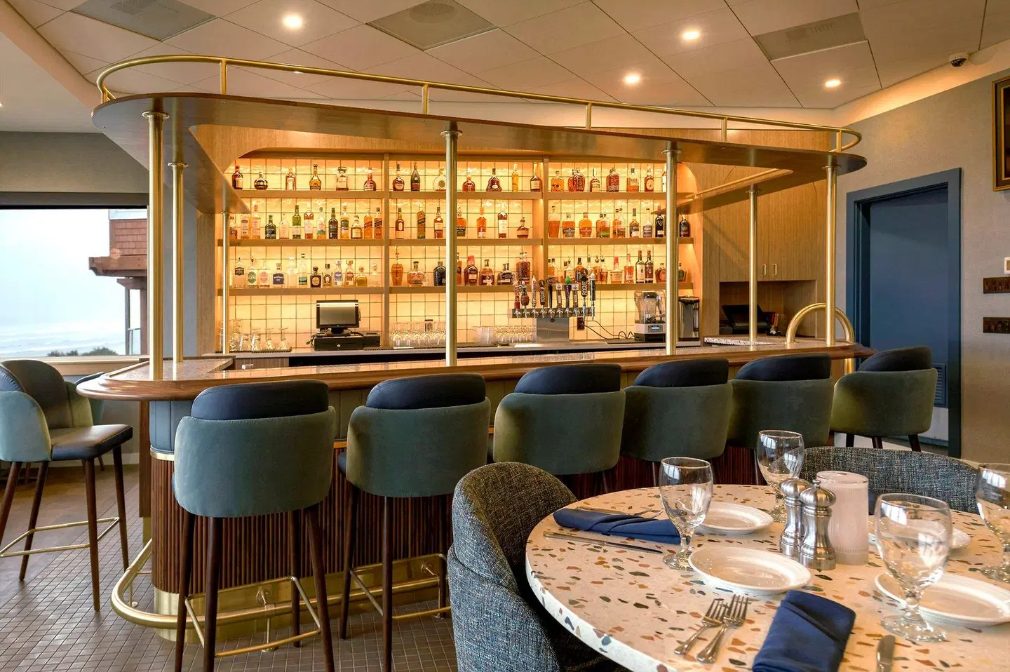 Hallmark Resort - Newport Bar