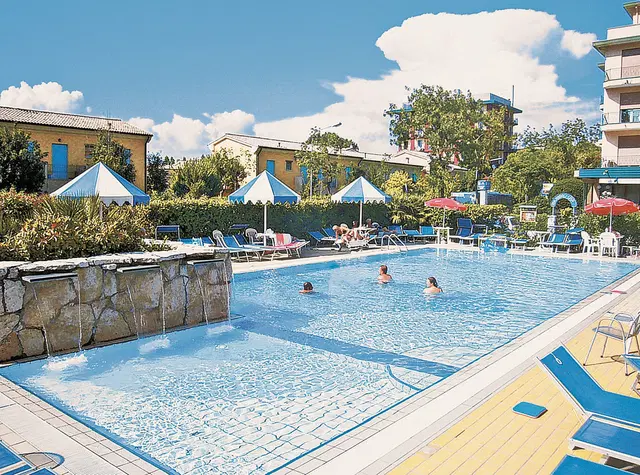 Harry's OUTDOOR_POOL