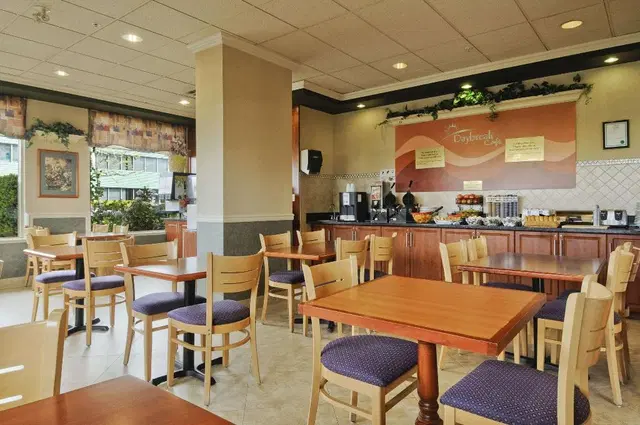 Days Inn by Wyndham Vancouver Airport Bar