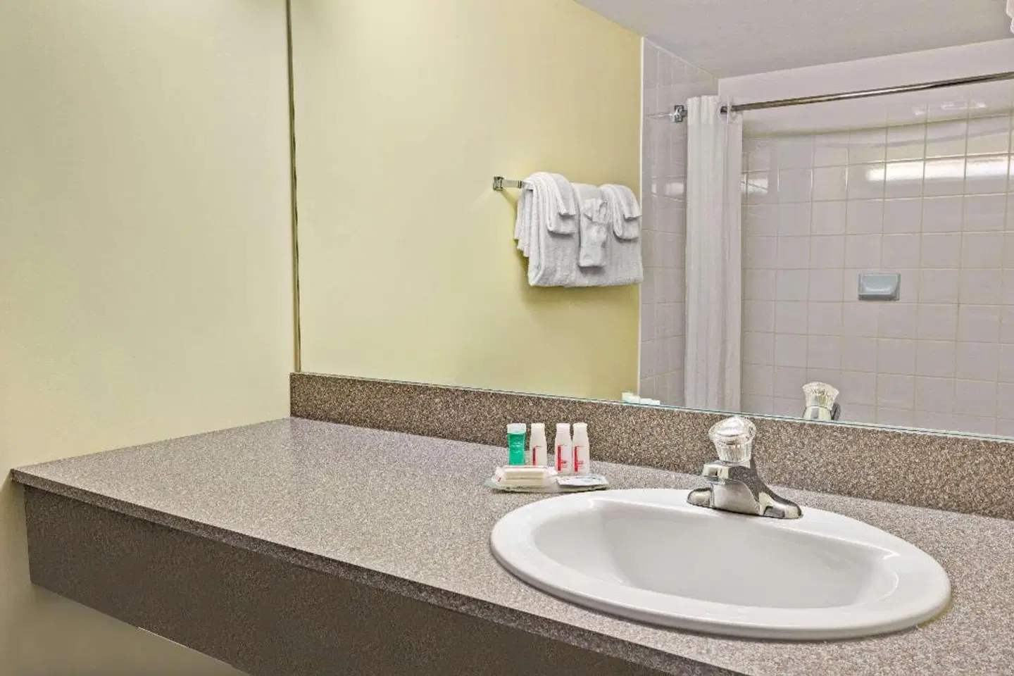 Super 8 by Wyndham Barrie Badezimmer