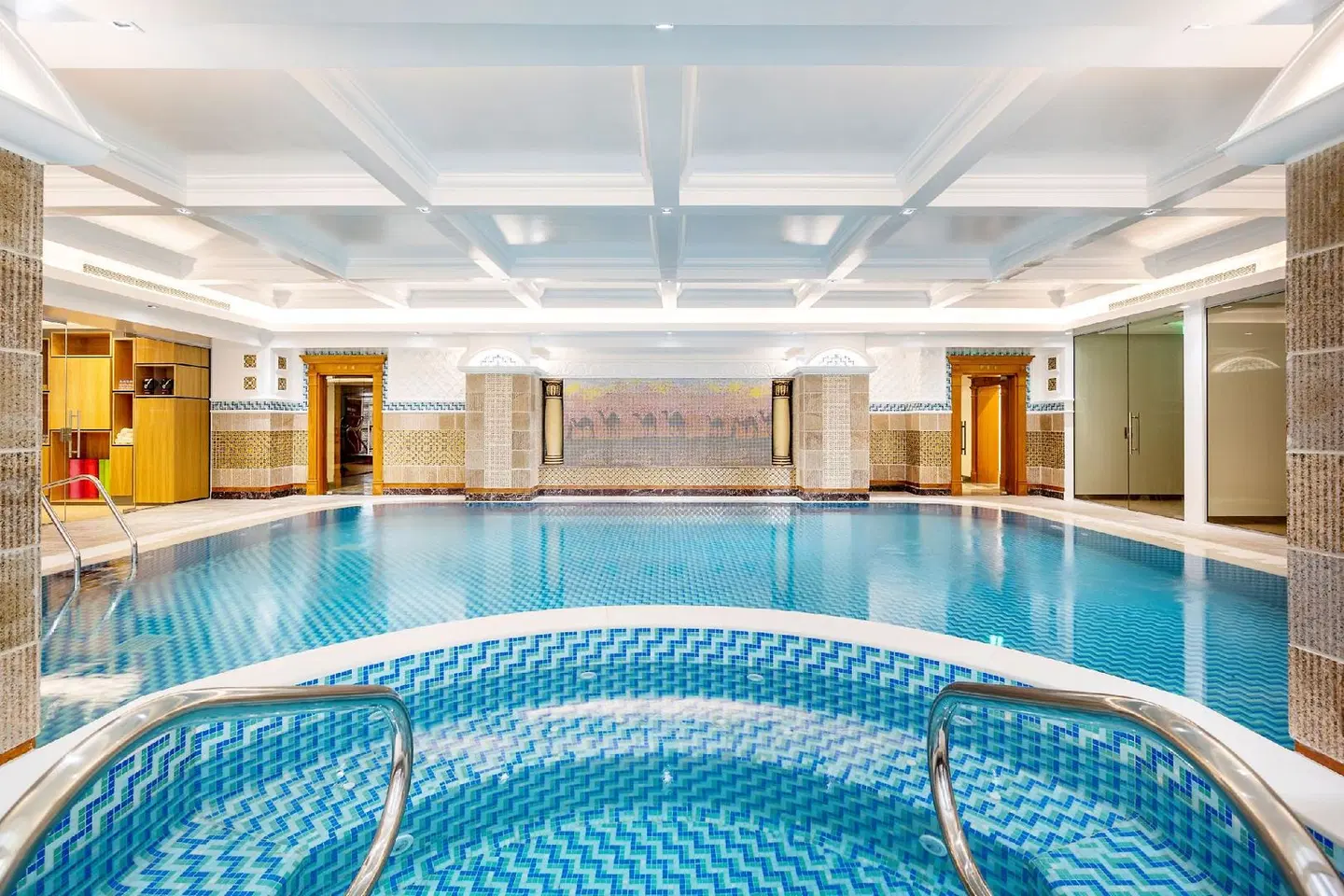 Dusit Hotel & Suites Doha Hallenbad