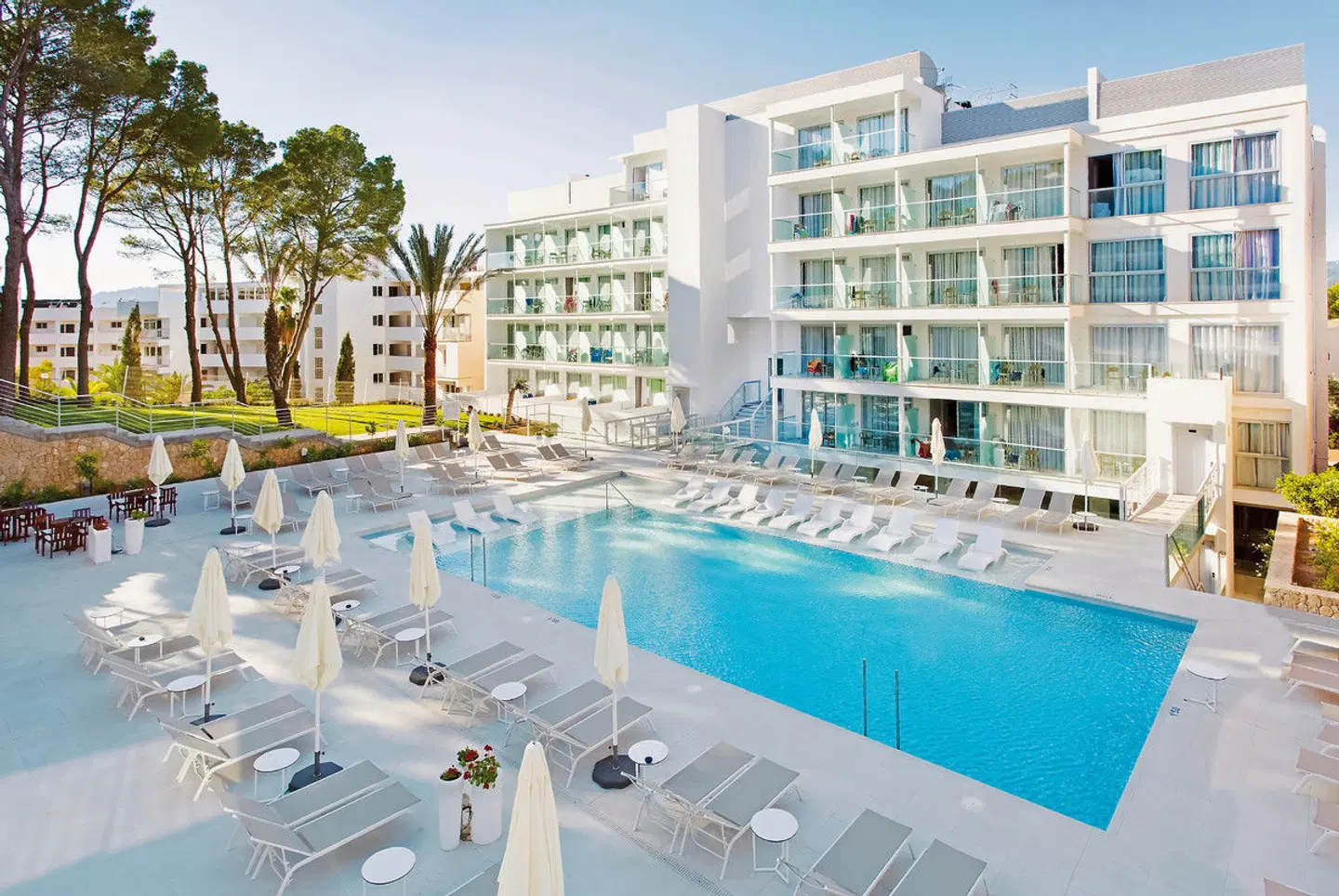 Reverence Life OUTDOOR_POOL