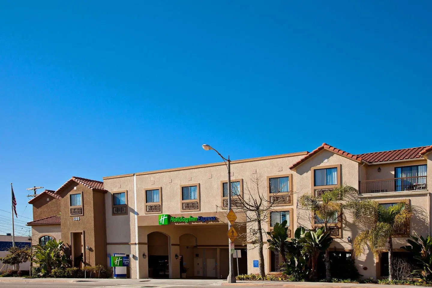 Holiday Inn Express & Suites Hermosa Beach EXTERIOR
