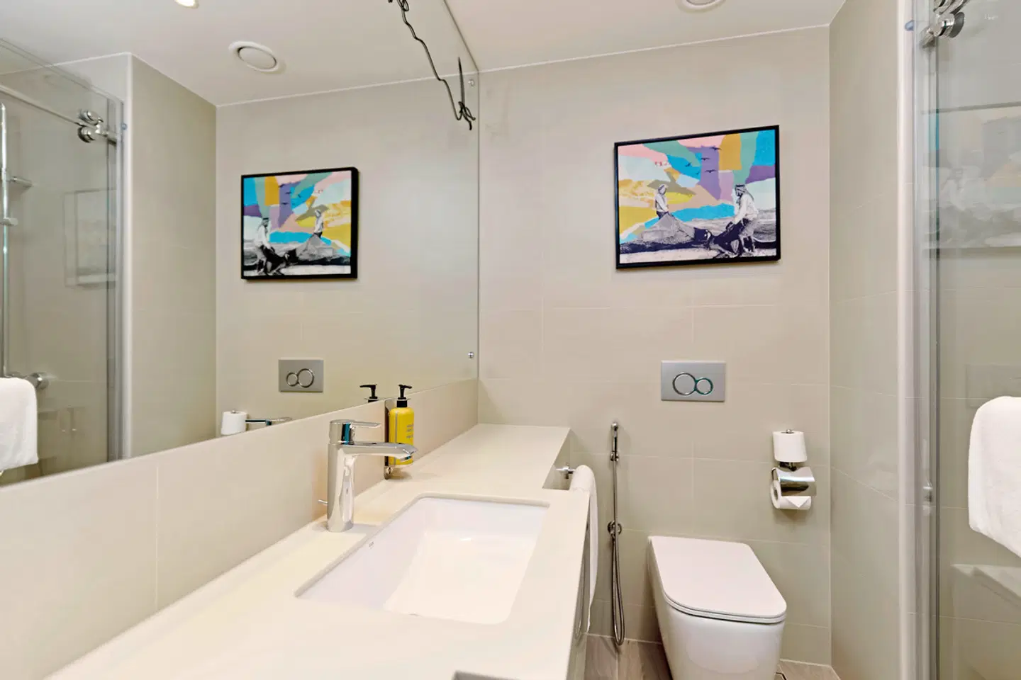 Rove Al Marjan Island Badezimmer