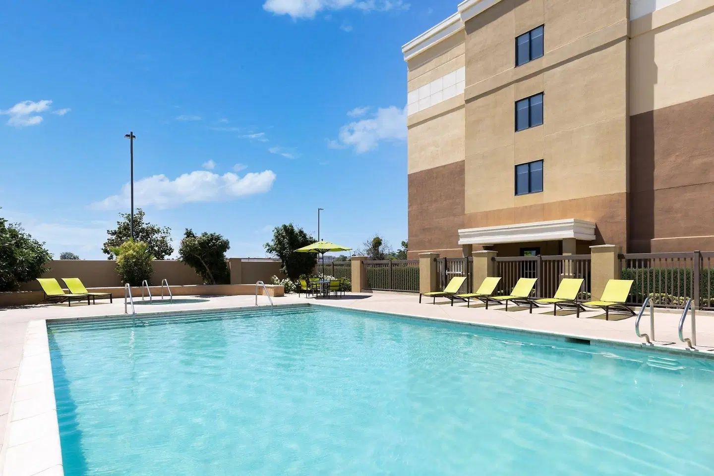 SpringHill Suites by Marriott Fresno OUTDOOR_POOL