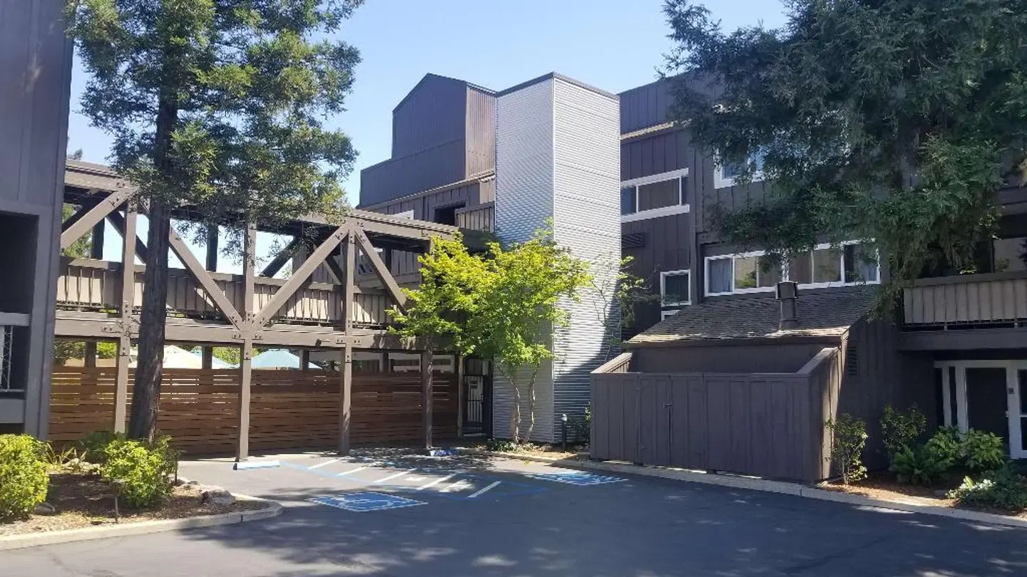 Best Western PLUS Inn at the Vines EXTERIOR