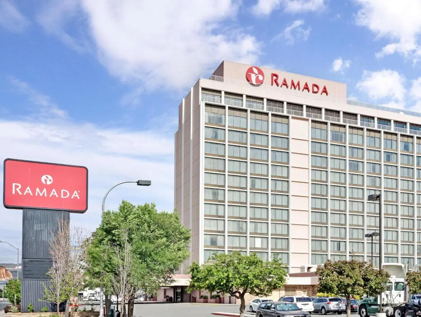 Ramada by Wyndham Reno Hotel & Casino EXTERIOR