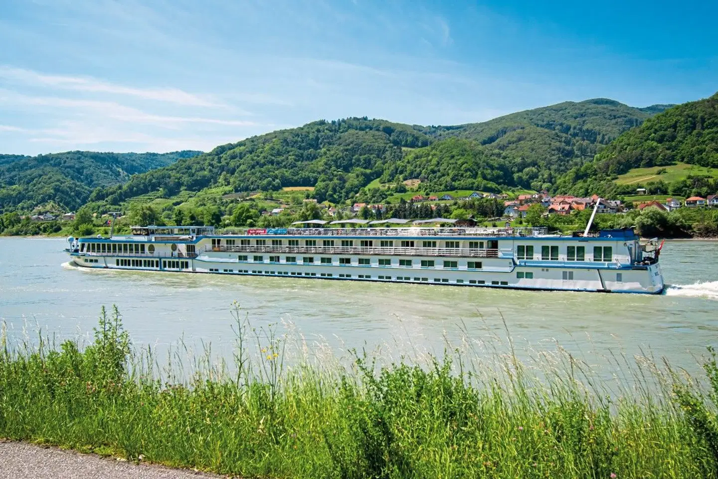 MS Swiss Crown - Donauwalzer LANDSCAPE