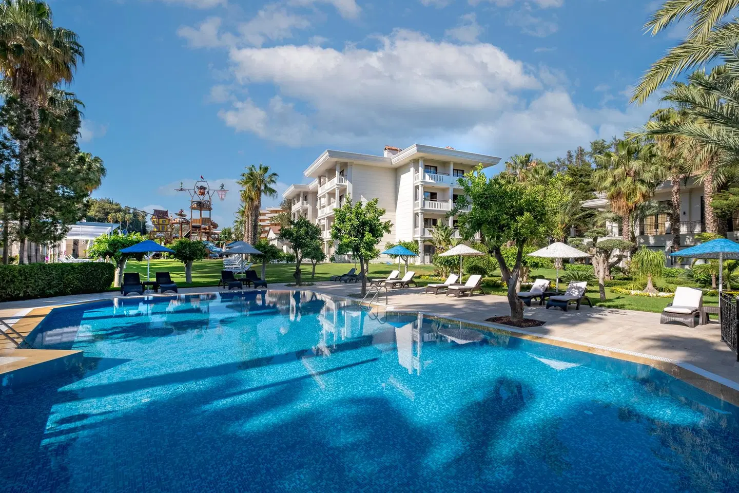 Utopia Resort & Residence OUTDOOR_POOL