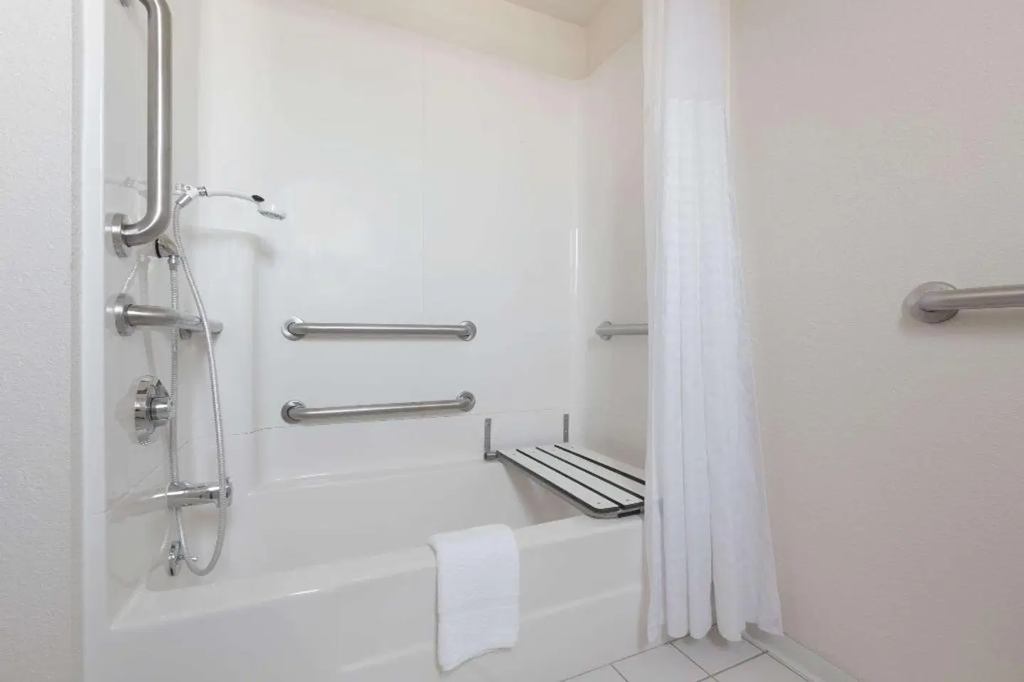 Super 8 by Wyndham Fort Bragg Badezimmer