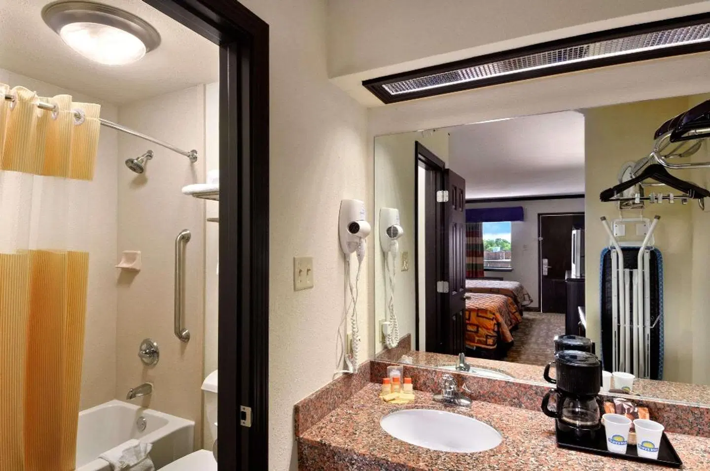 Days Inn by Wyndham Oklahoma City/Moore Badezimmer