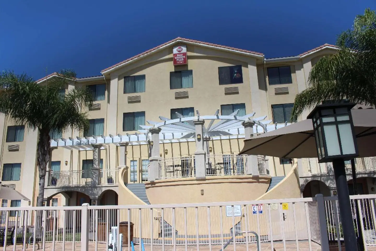Best Western PLUS Lake Elsinore Inn & Suites EXTERIOR