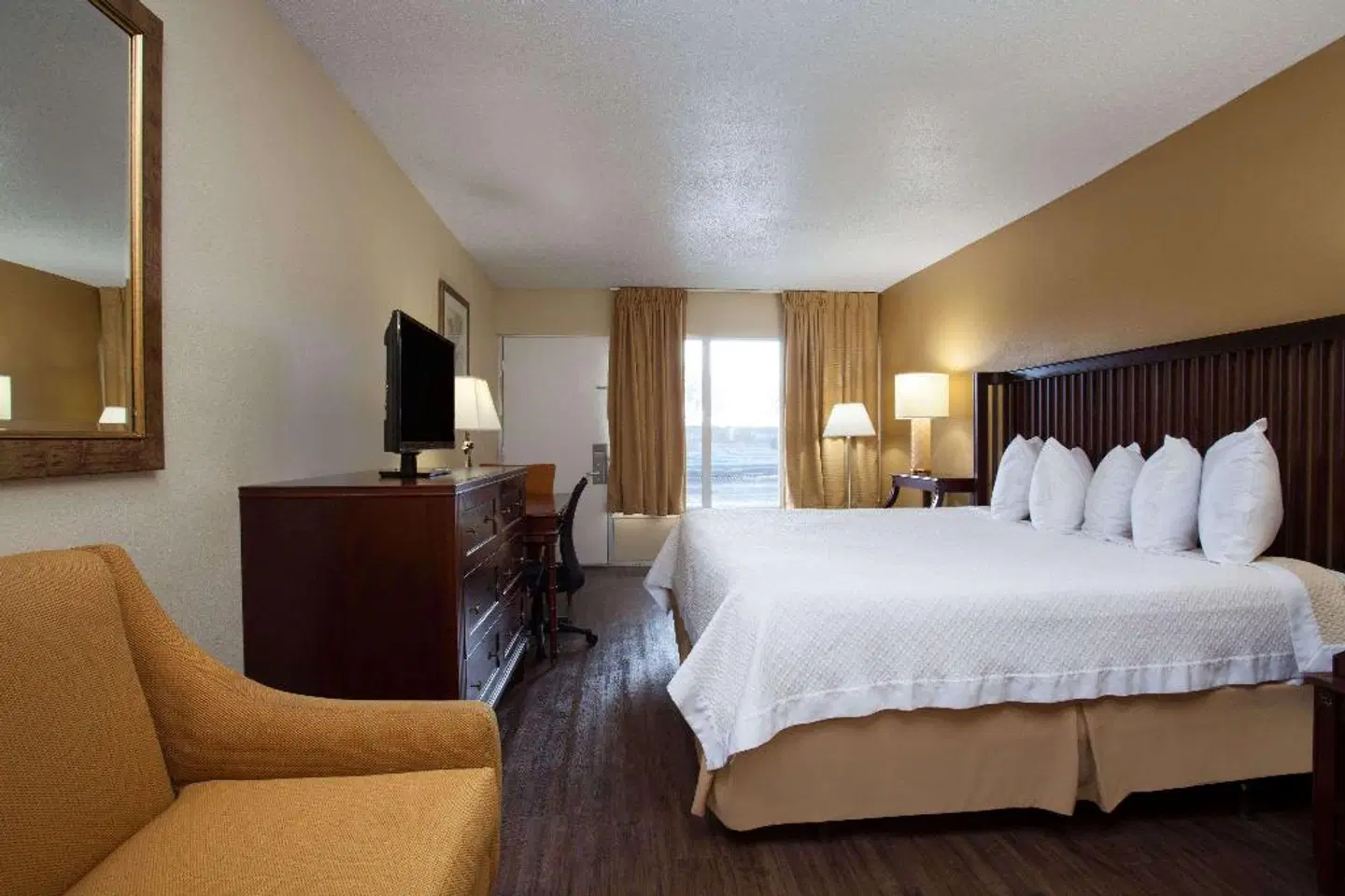 Days Inn by Wyndham Daytona Beach Speedway ROOM_EXAMPLE