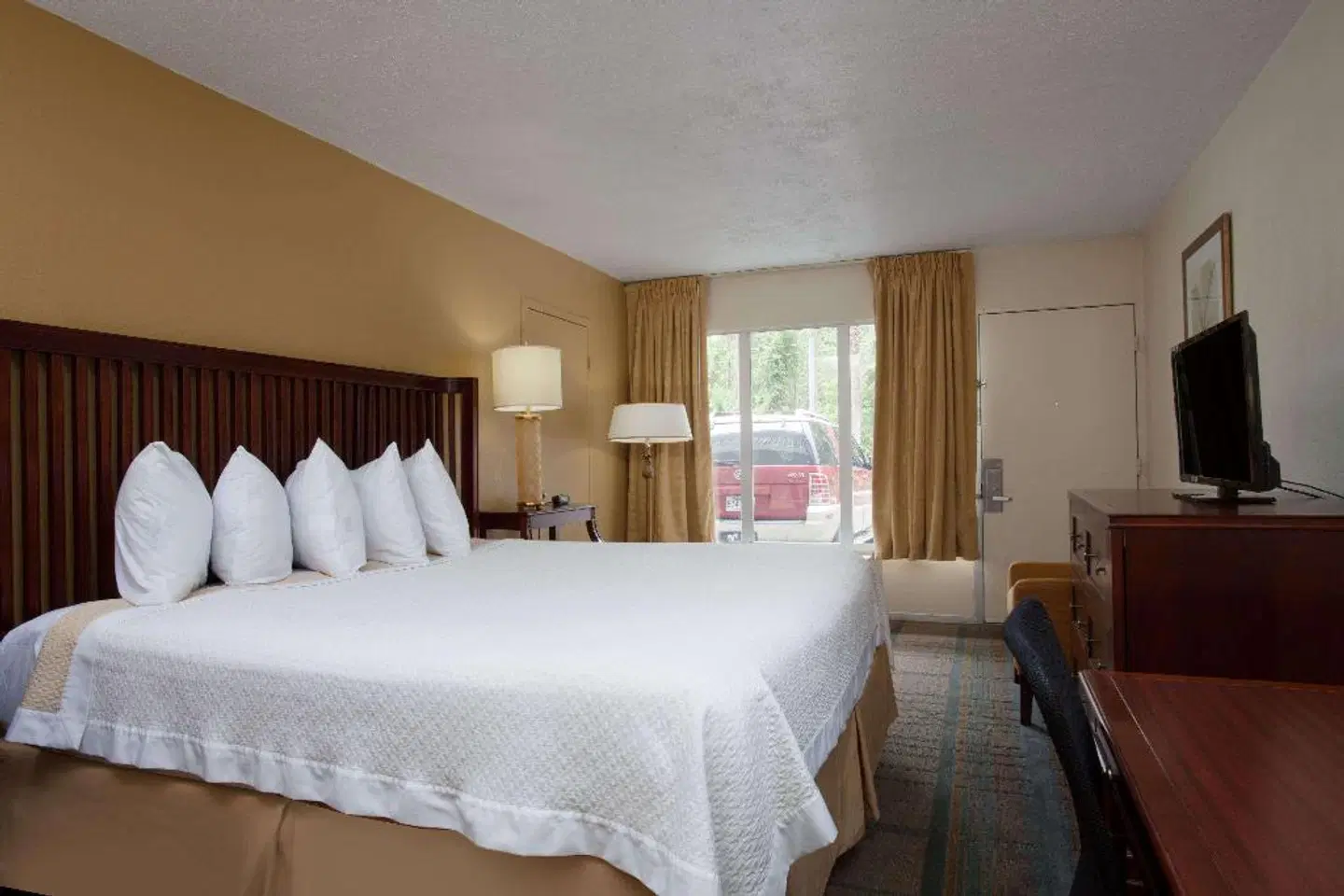 Days Inn by Wyndham Daytona Beach Speedway ROOM_EXAMPLE
