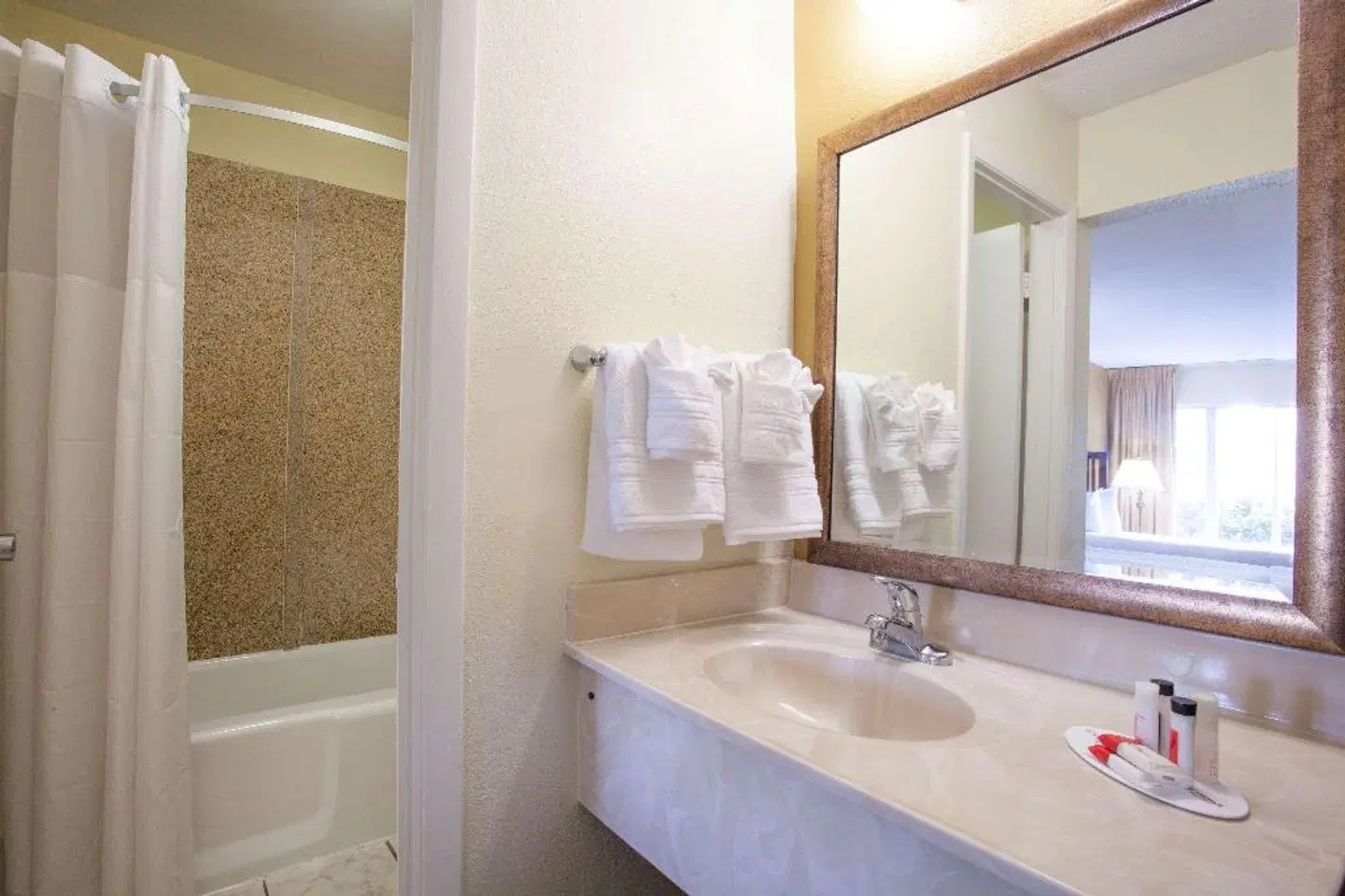 Days Inn by Wyndham Daytona Beach Speedway Badezimmer