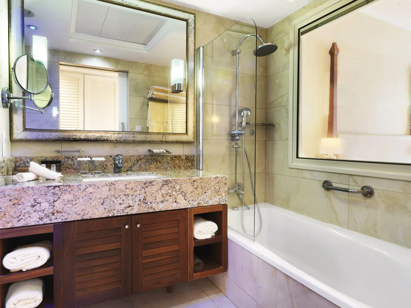 Alexander the Great Beach BATHROOM