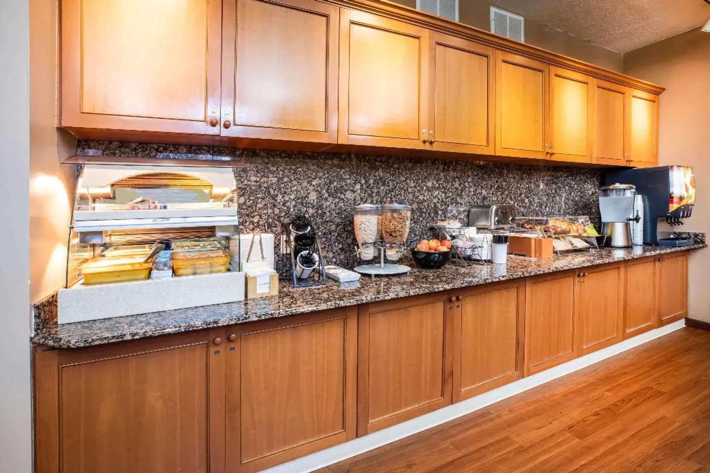 La Quinta Inn & Suites by Wyndham Portland Airport ROOM_EXAMPLE