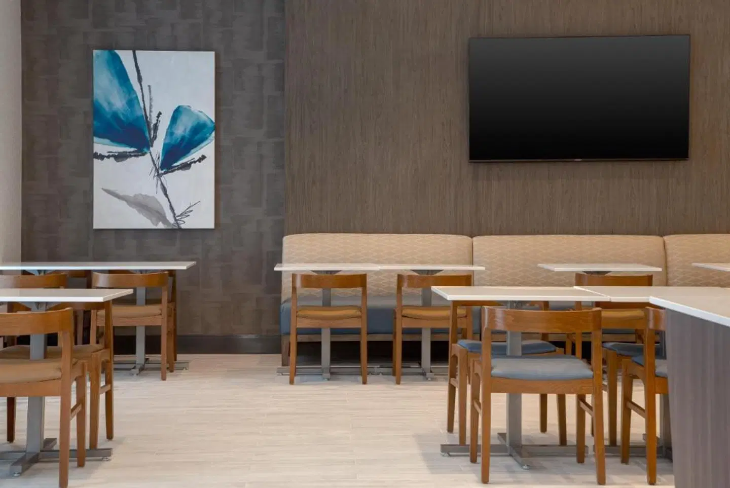 Quality Inn & Suites Bar