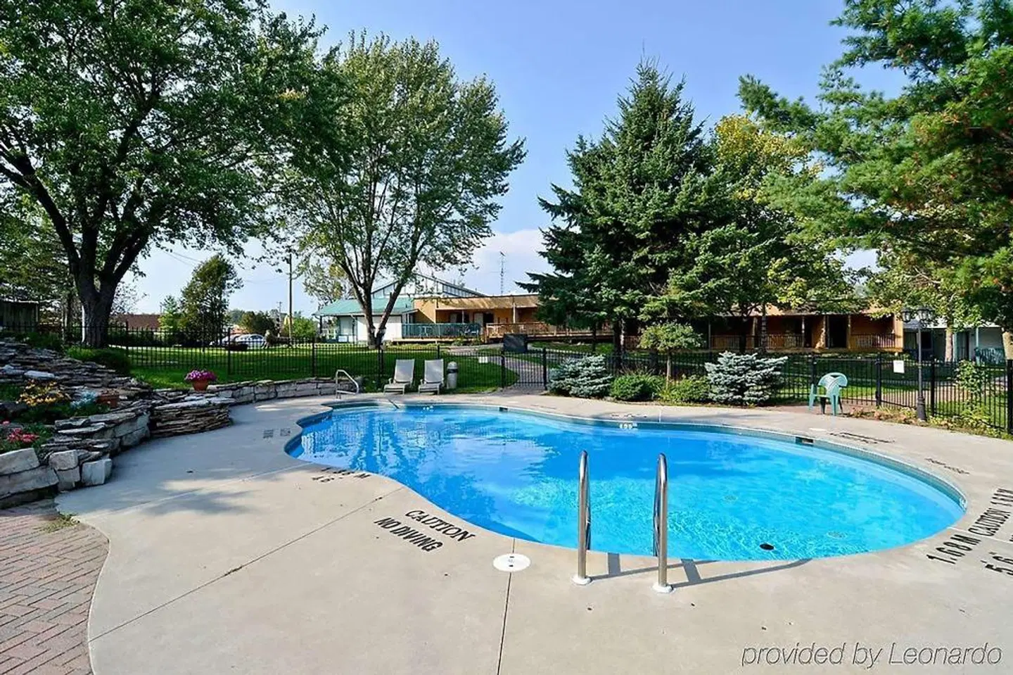Super 8 by Wyndham Gananoque/Country Squire Resort OUTDOOR_POOL
