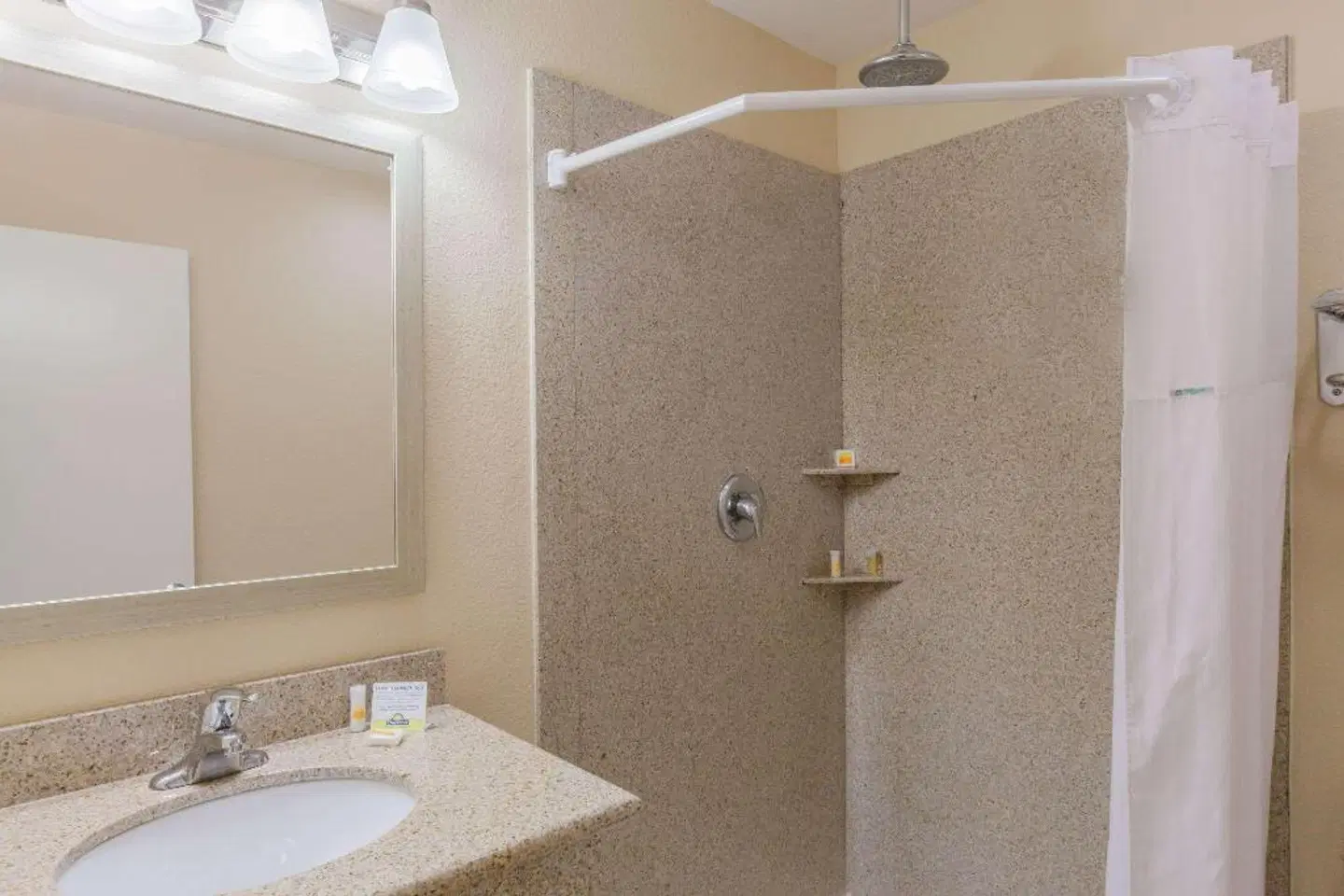 Days Inn by Wyndham Santa Maria Badezimmer